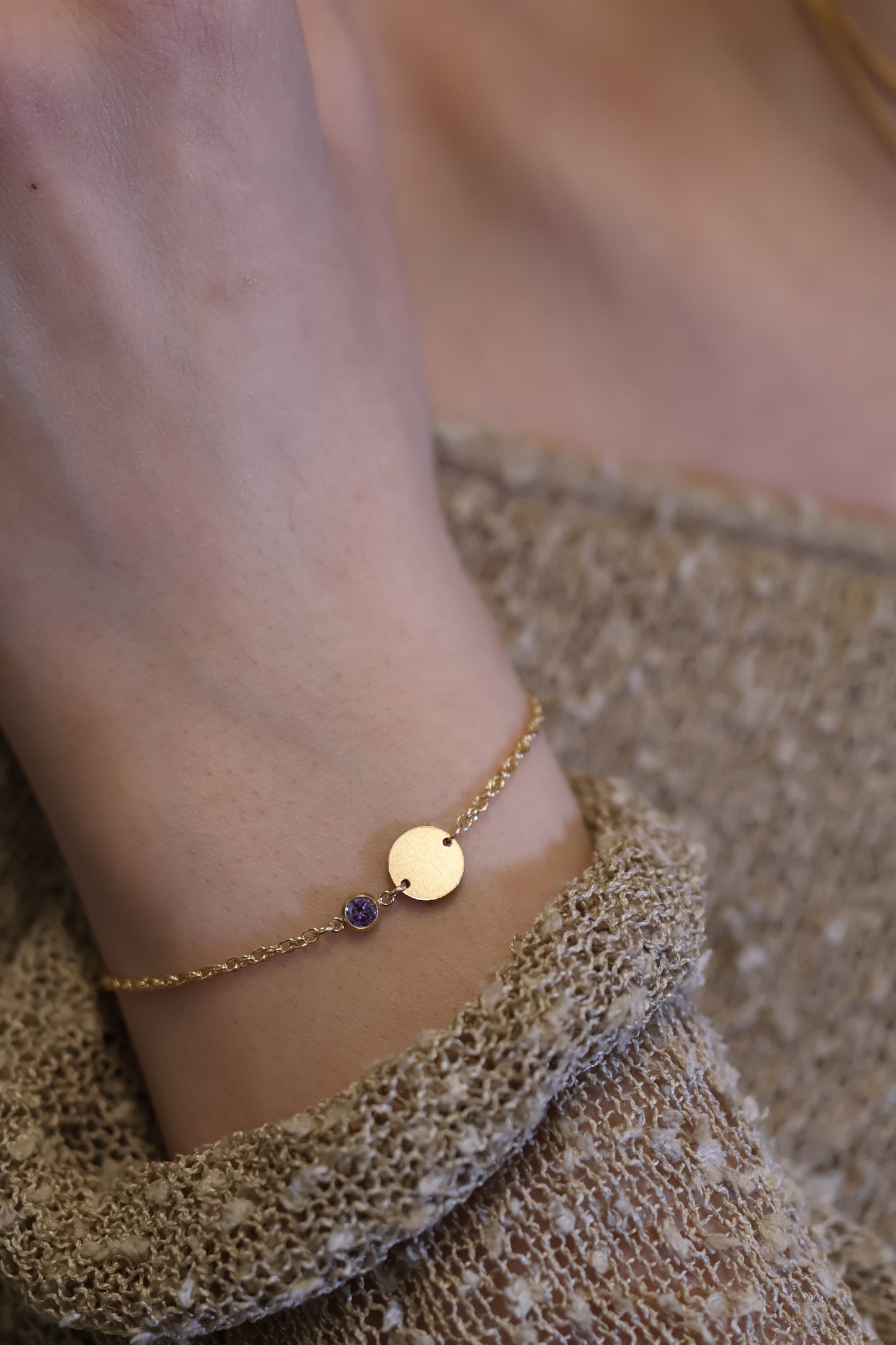 Personalisierte Armkette mit Gravur und Monatsstein