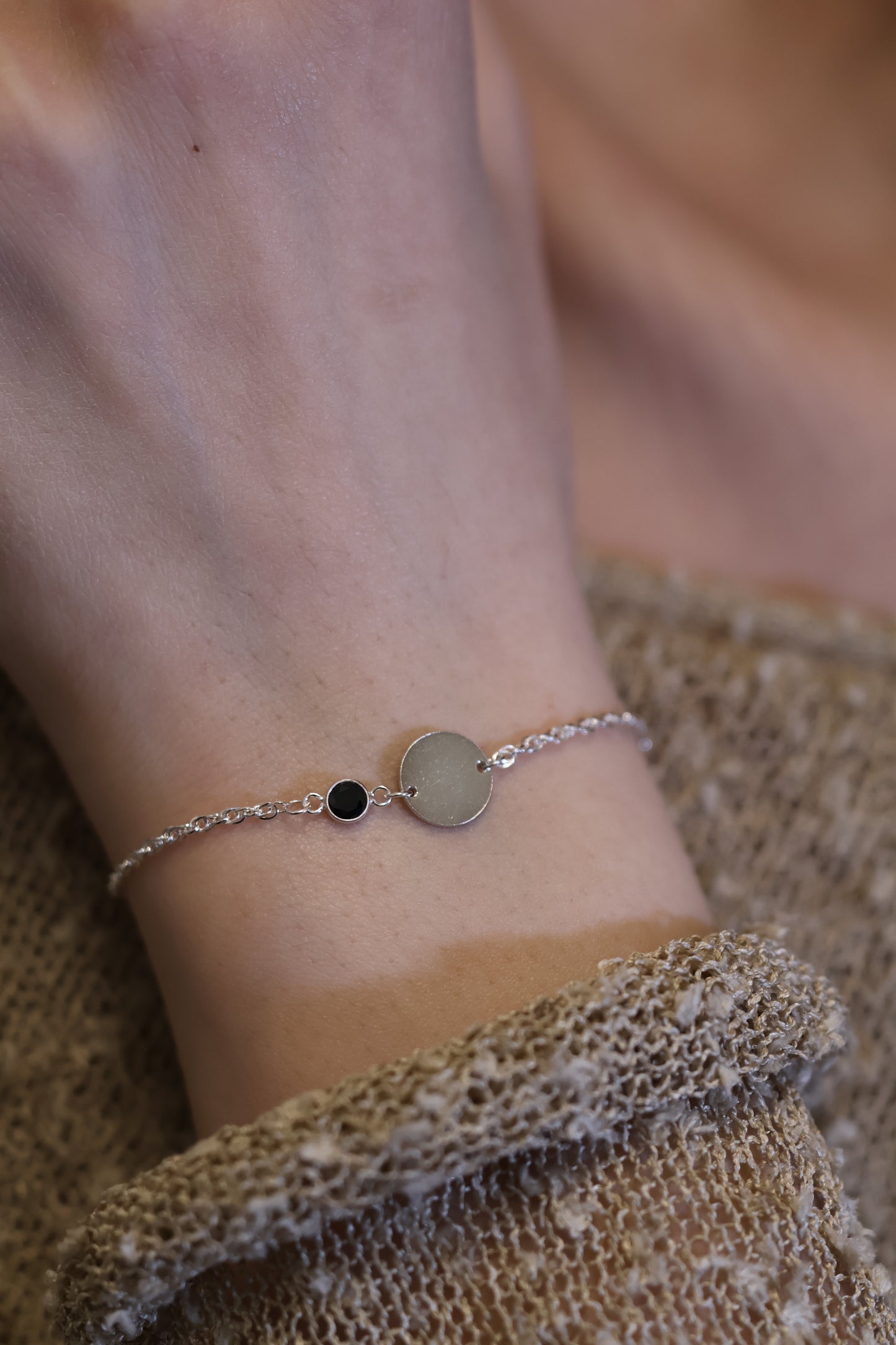 Personalisierte Armkette mit Gravur und Monatsstein