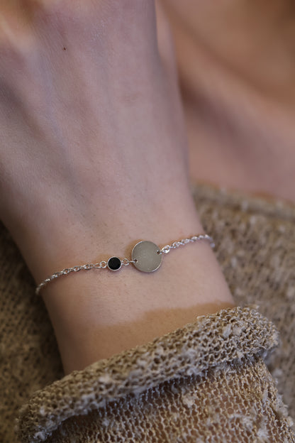 Personalisierte Armkette mit Gravur und Monatsstein