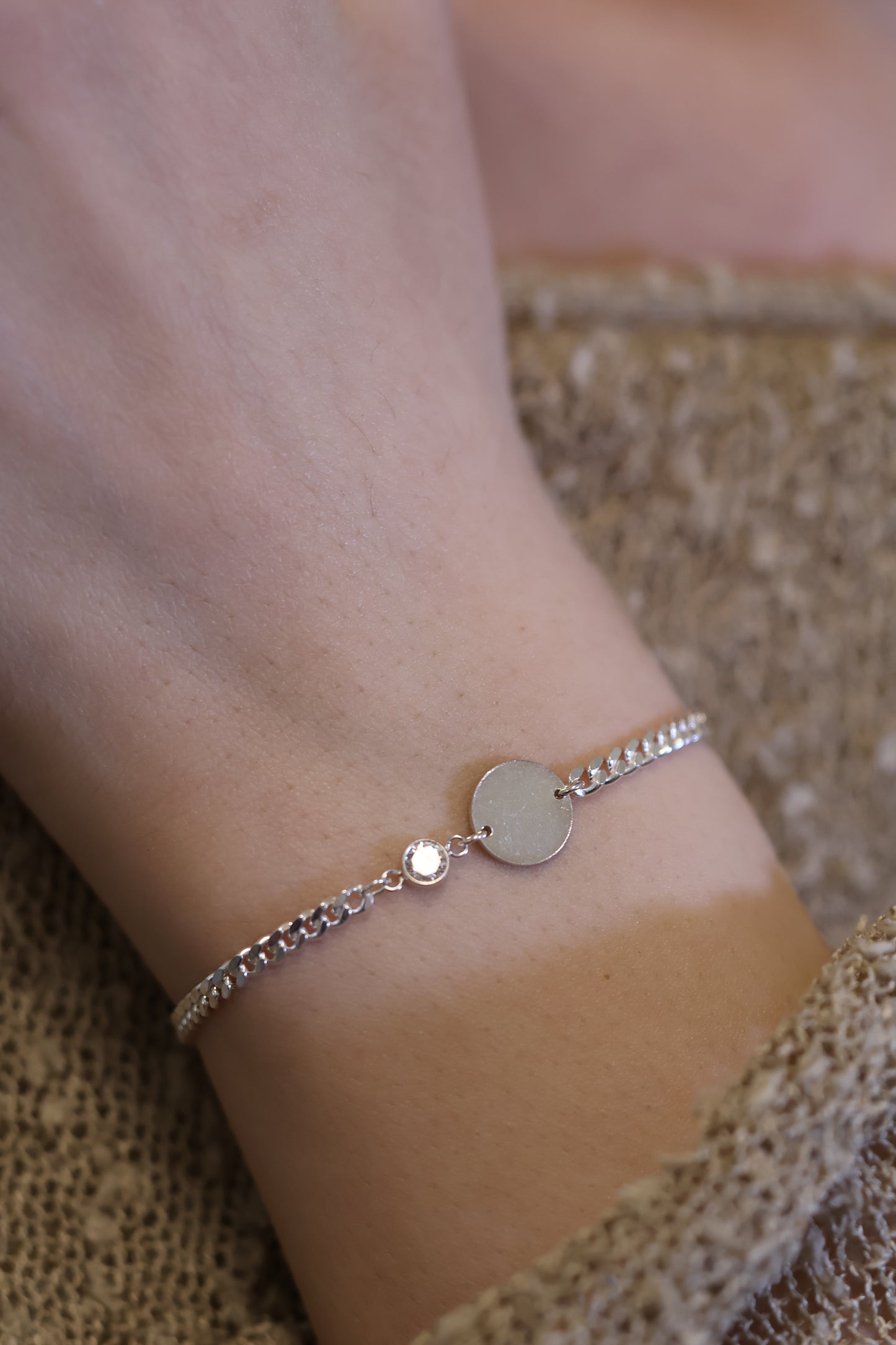 Personalisierte Armkette mit Gravur und Monatsstein