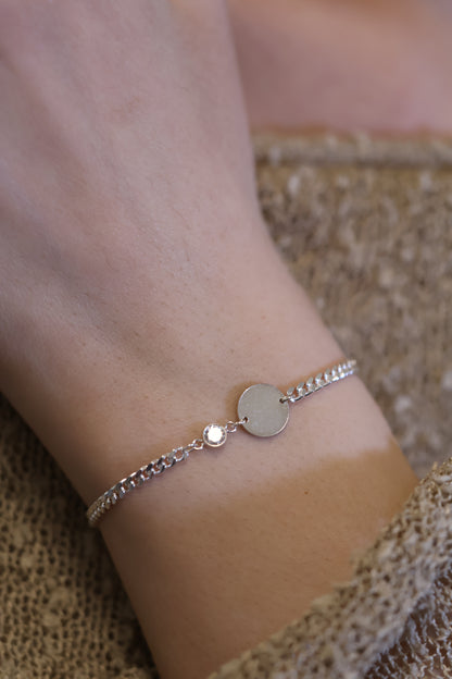 Personalisierte Armkette mit Gravur und Monatsstein