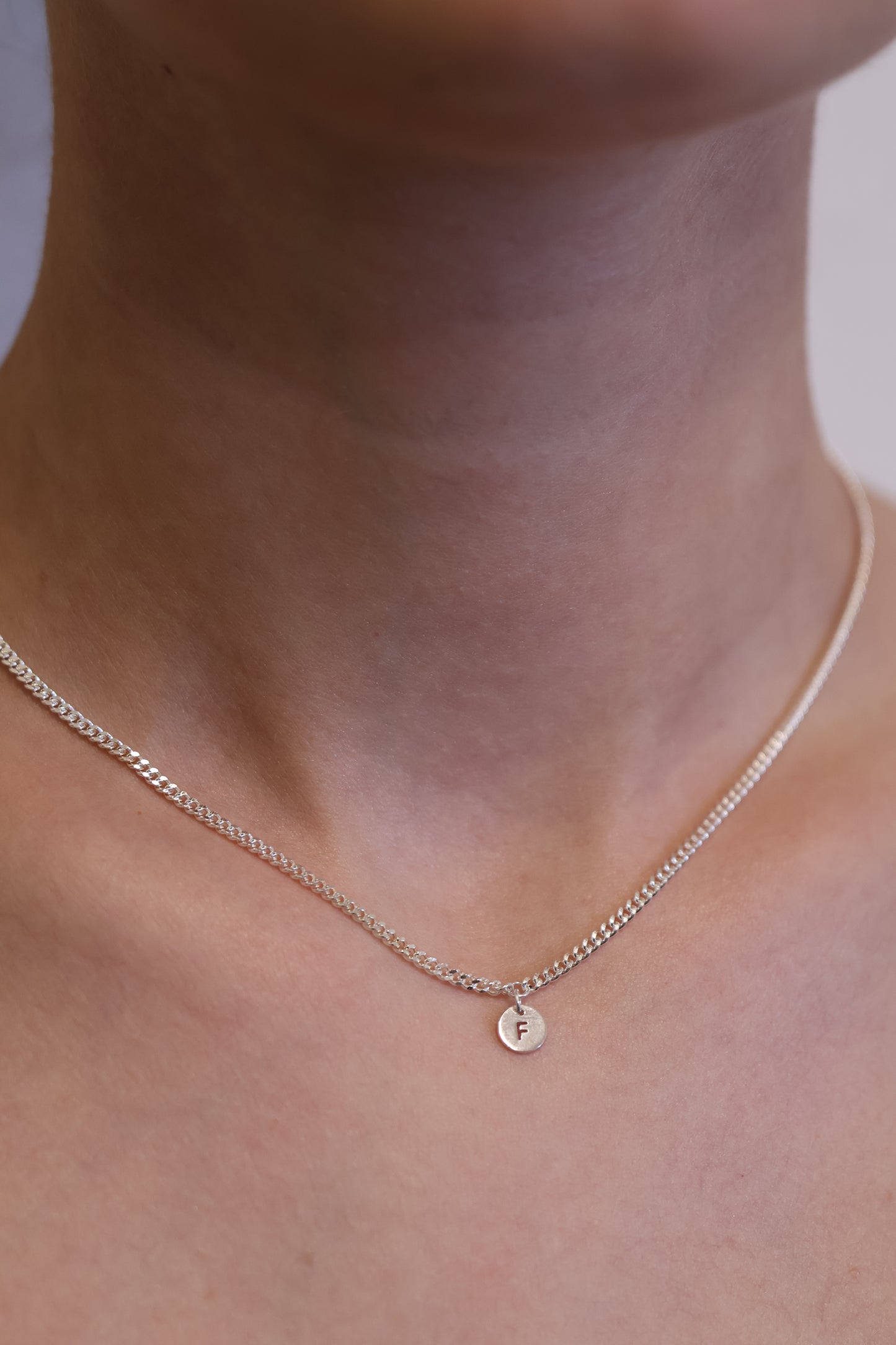 Personalisierte Halskette mit rundem Buchstaben Anhänger