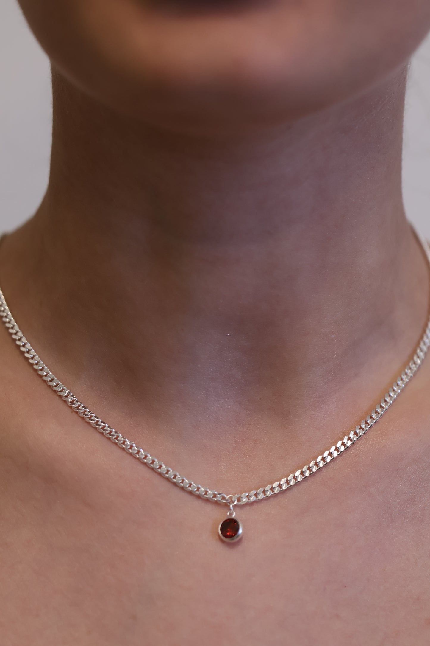 Personalisierte Halskette mit grossem Monatsstein Anhänger