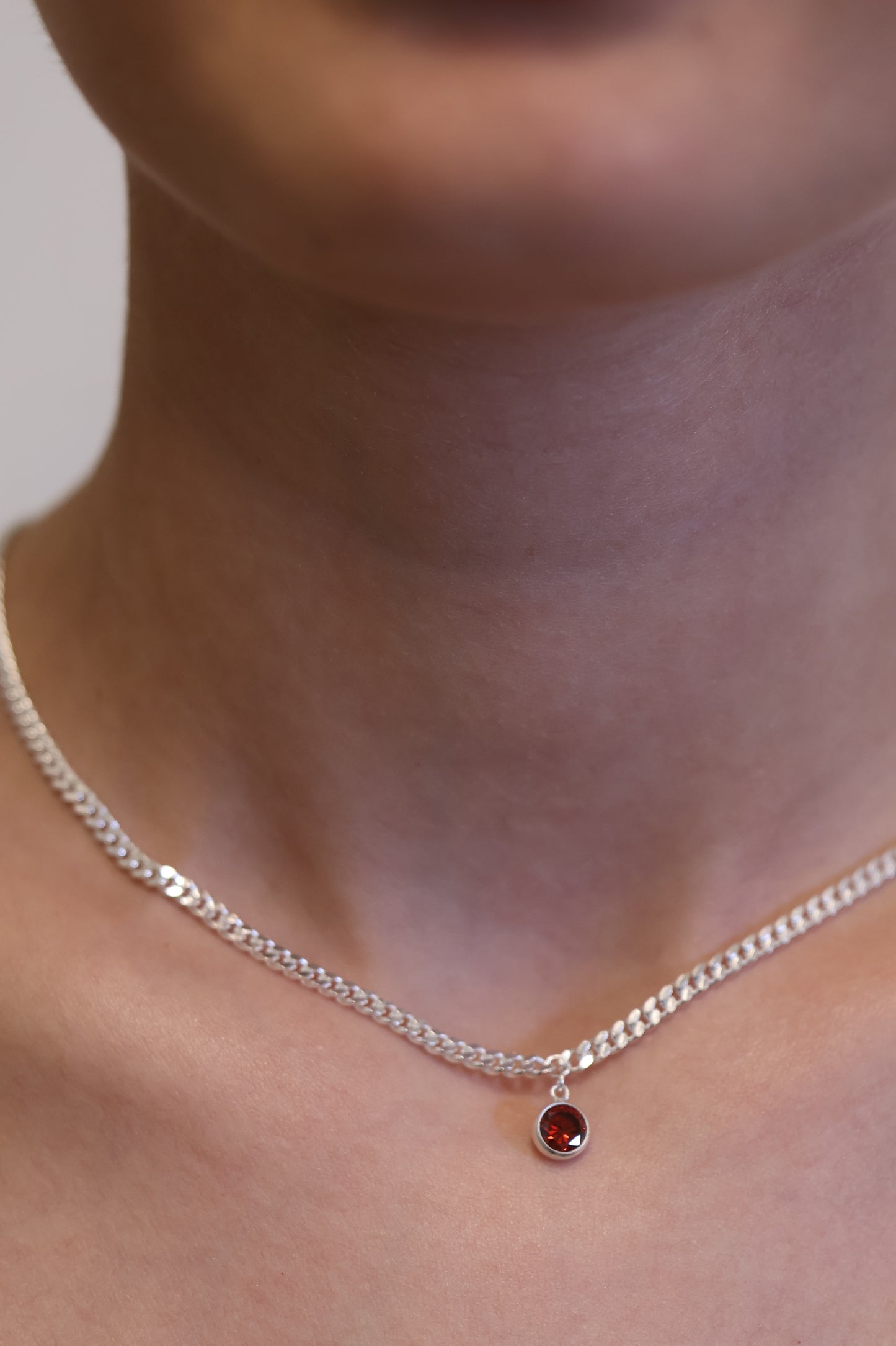 Personalisierte Halskette mit grossem Monatsstein Anhänger