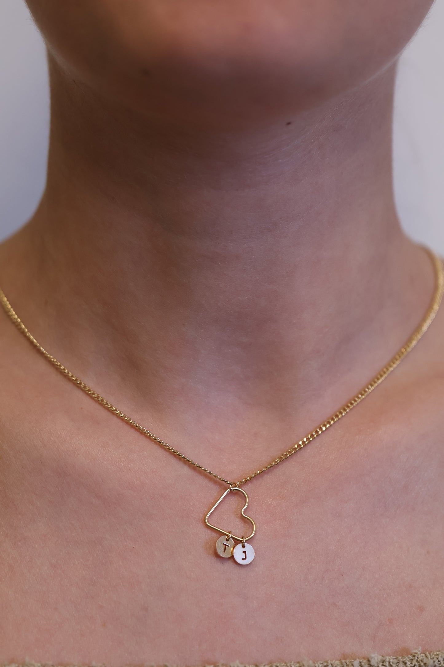 Personalisierte Halskette mit grossem Herz Verbinder und zwei Buchstaben Anhänger