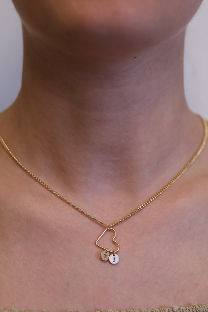 Personalisierte Halskette mit grossem Herz Verbinder und zwei Buchstaben Anhänger