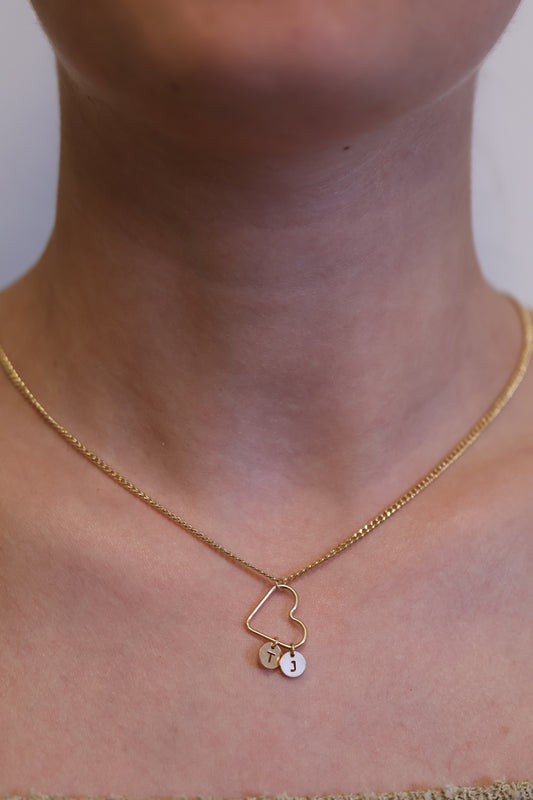 Personalisierte Halskette mit grossem Herz Verbinder und zwei Buchstaben Anhänger
