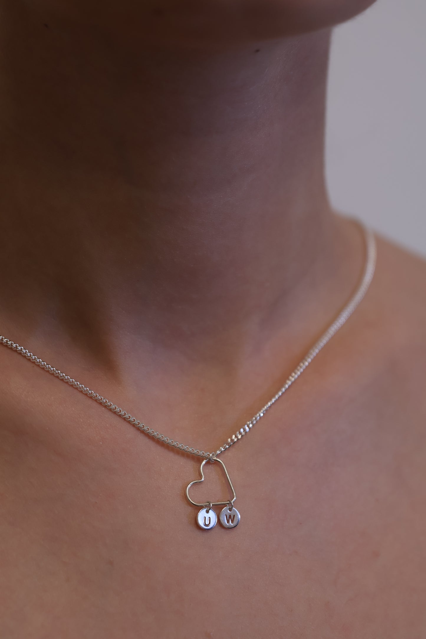 Personalisierte Halskette mit grossem Herz Verbinder und zwei Buchstaben Anhänger