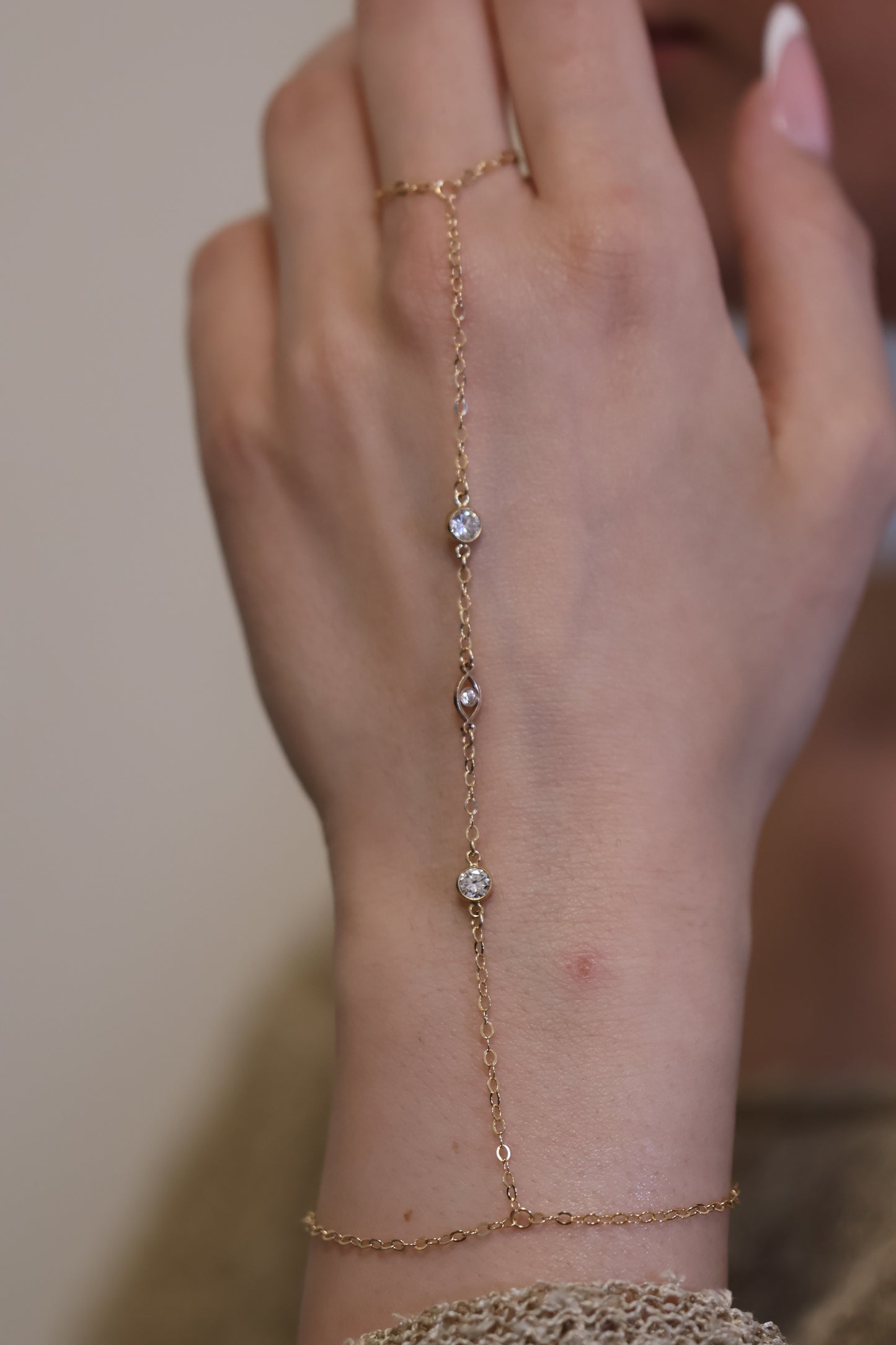 Personalisierte Hand Chain mit Nazar Auge und Monatssteinen