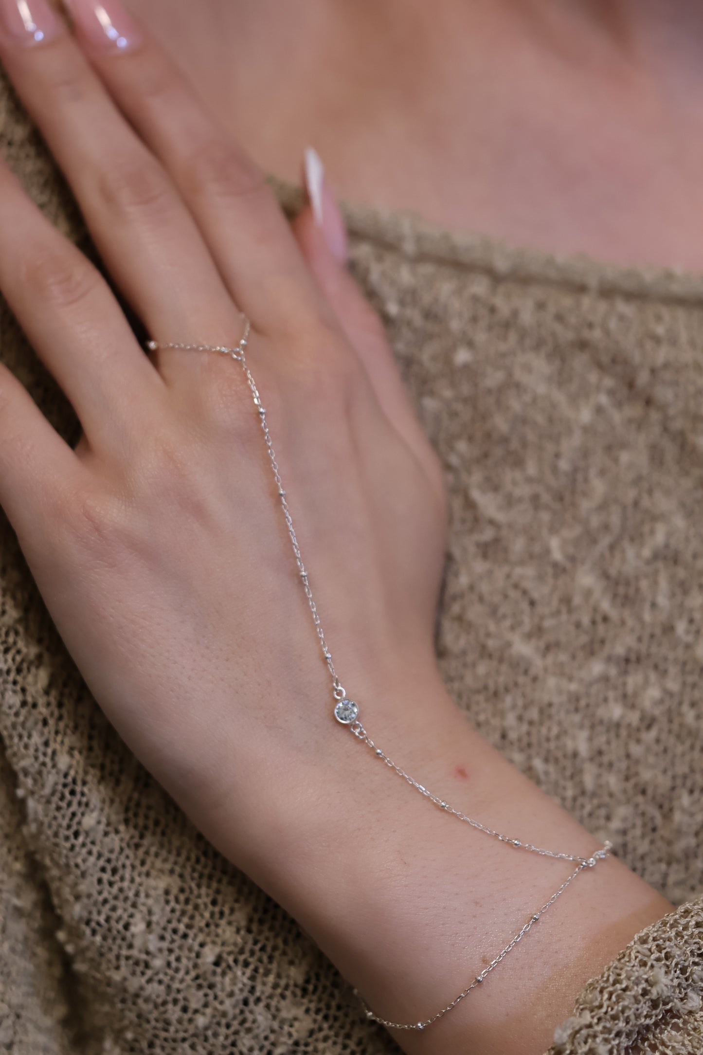 Personalisierte Hand Chain mit Monatsstein Verbinder