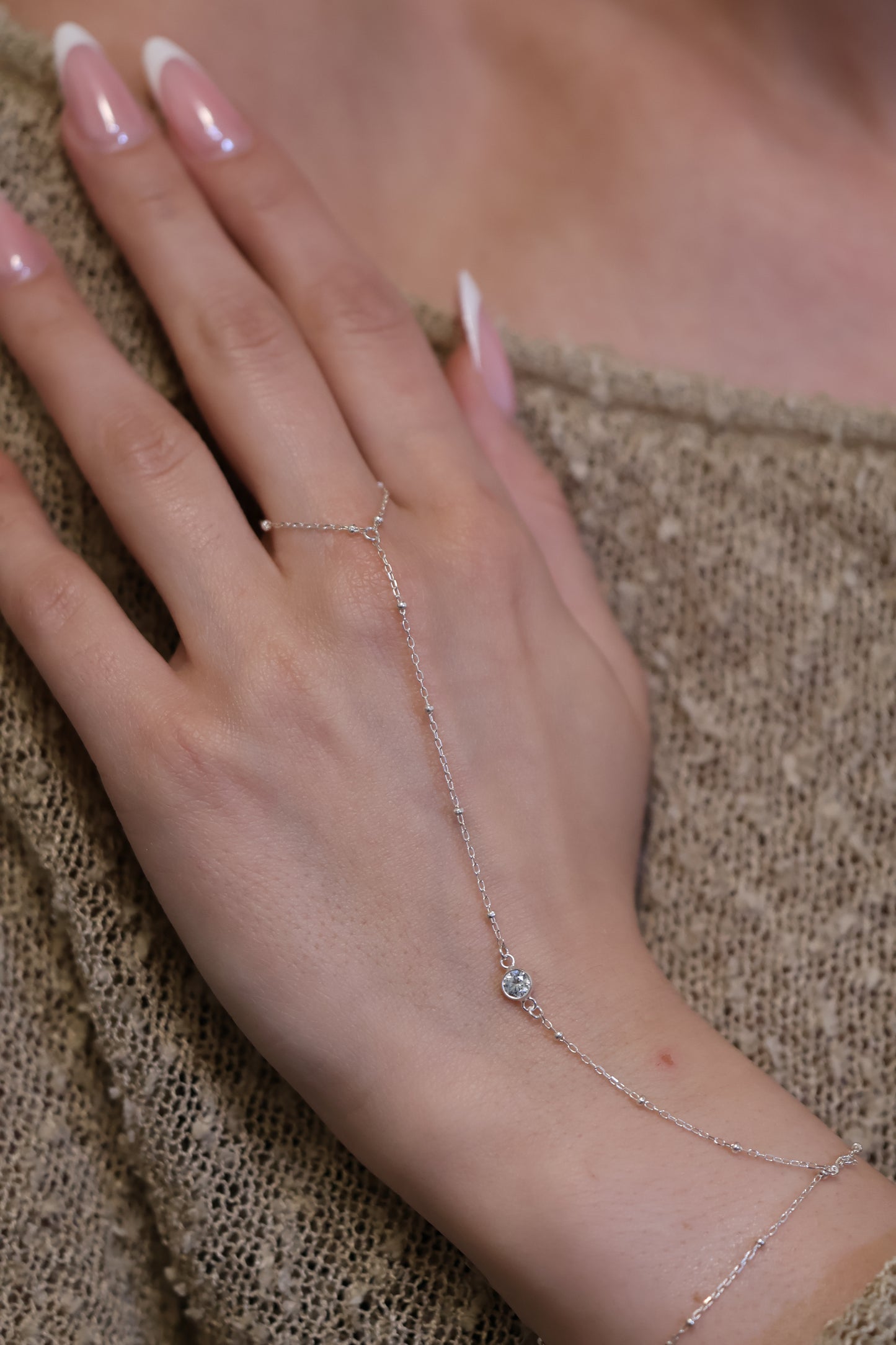 Personalisierte Hand Chain mit Monatsstein Verbinder