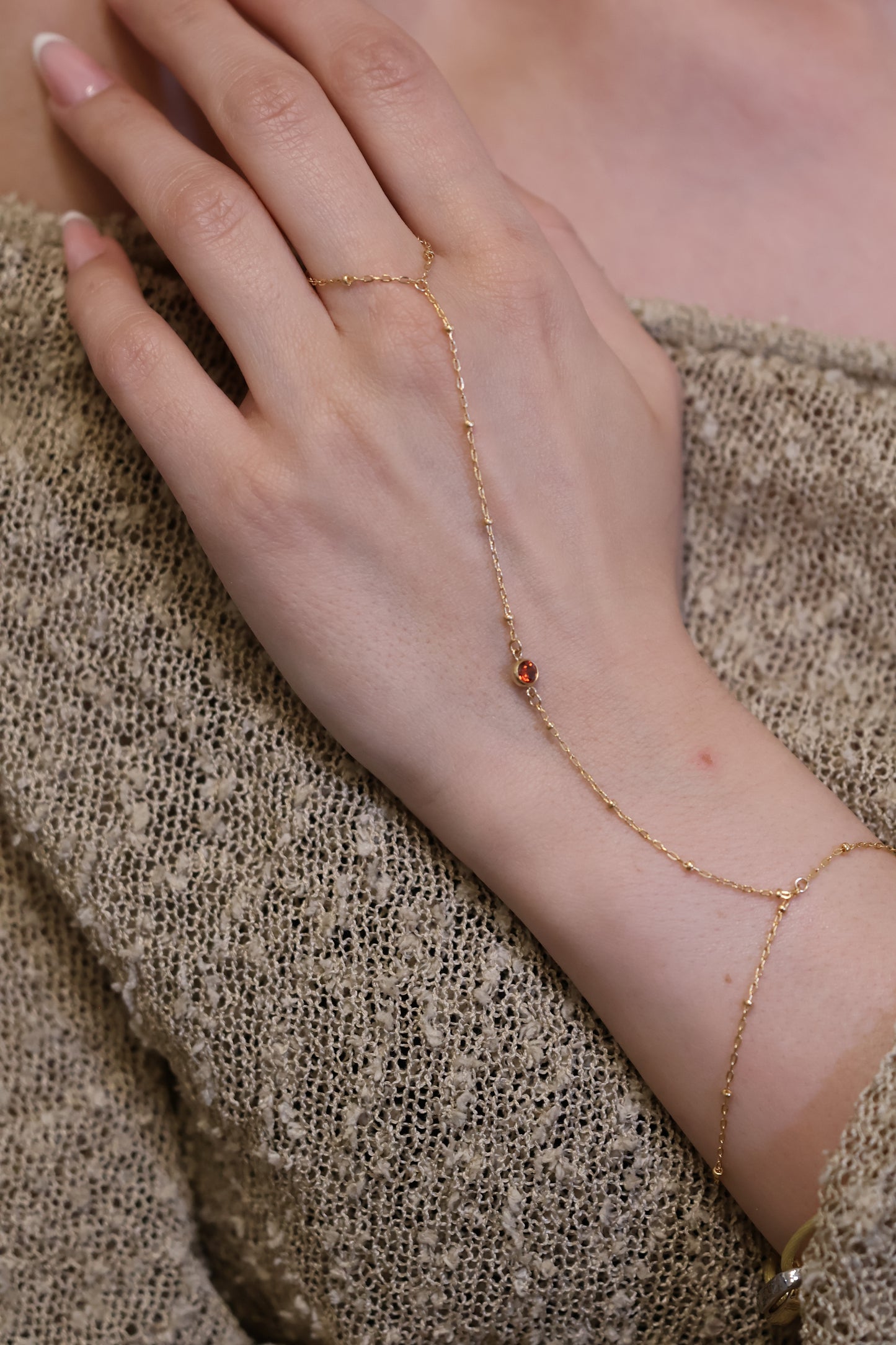 Personalisierte Hand Chain mit Monatsstein Verbinder