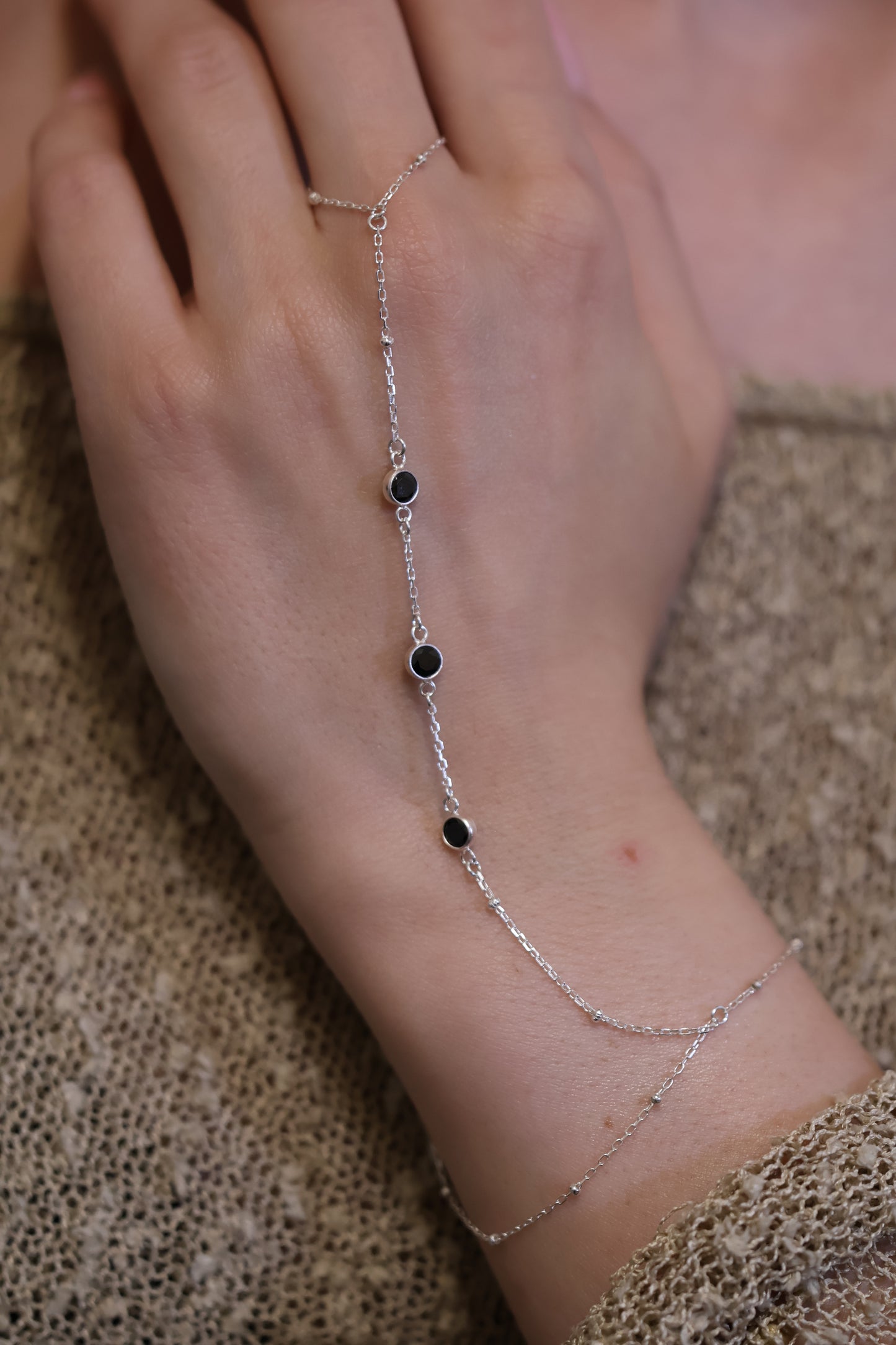 Personalisierte Hand Chain mit 3 Monatsstein Verbinder