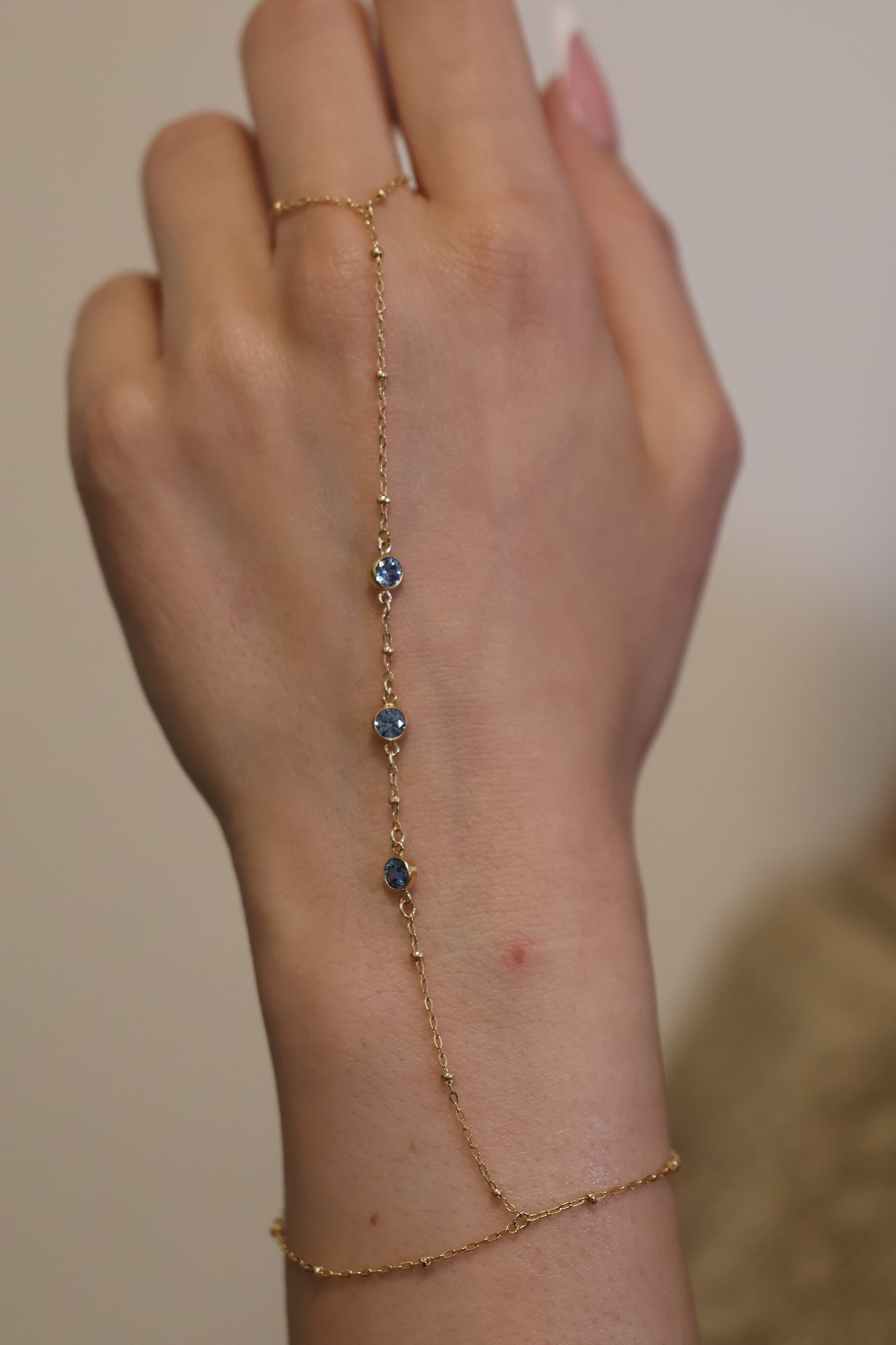 Personalisierte Hand Chain mit 3 Monatsstein Verbinder