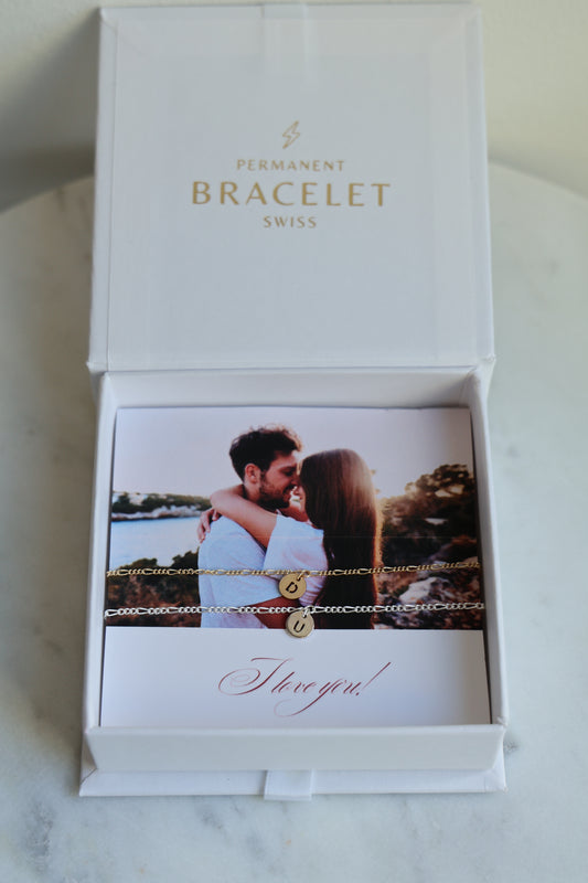 Personalisiertes Bracelet Set mit runden Buchstaben Anhänger