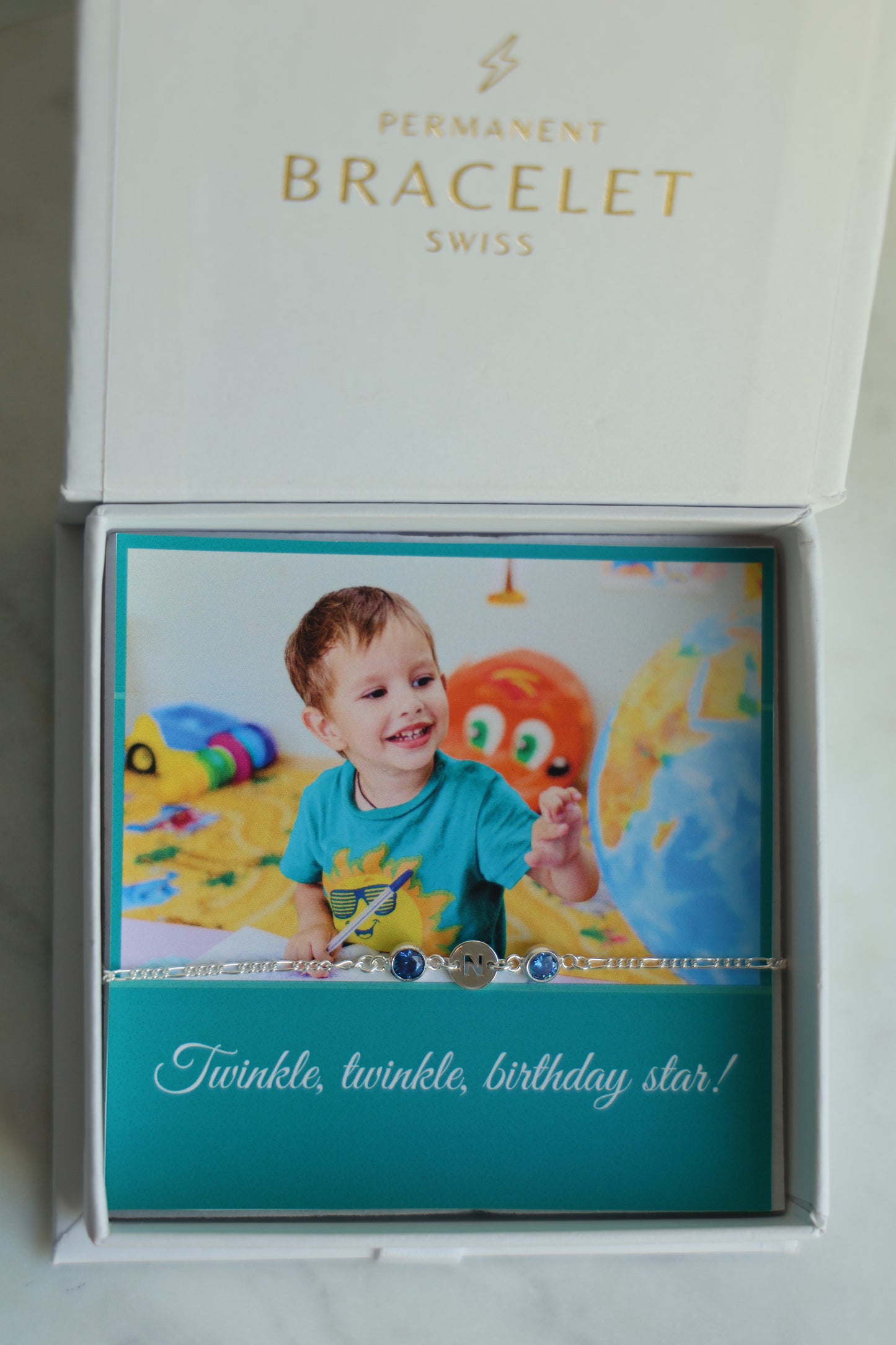 Personalisierte Kinder Armkette mit Buchstabe und zwei Monatssteinen