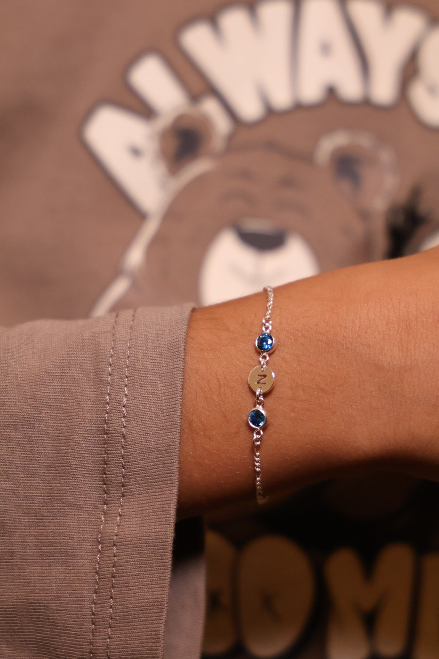 Personalisierte Kinder Armkette mit Buchstabe und zwei Monatssteinen