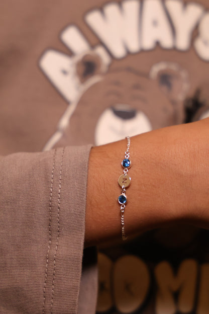 Personalisierte Kinder Armkette mit Buchstabe und zwei Monatssteinen